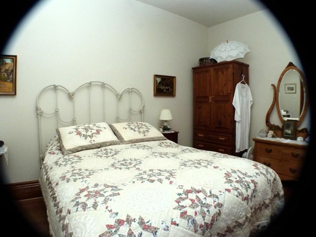 Doctor'S House B & B Tara Quarto foto